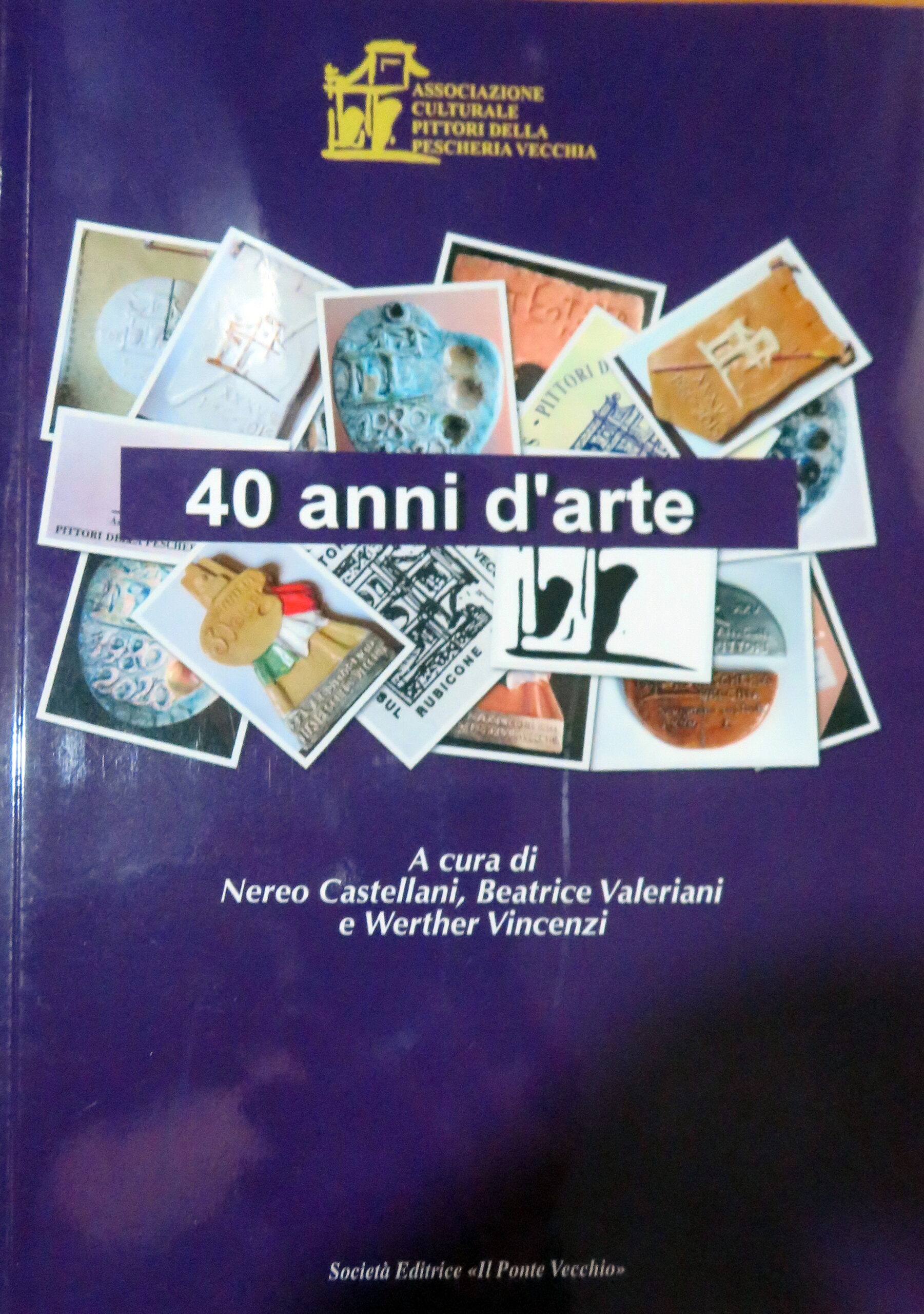 40 anni d’arte Presentato il libro che celebra i 40 anni di vita dell’associazione dei Pittori della Pescheria vecchia di Savignano, il libro doveva uscire nel 2020 , essendo l’associazione nata nel 1090 ma le vicende legate al COVID hanno fatto ritardare la pubblicazione , una pubblicazione curata da NEREO CASTELLANI , BEATRICE VALERIANI e WERTHER VINCENZI che ripercorre i 40 anni di vita dell’associazione che ha avuto dalla nascita 5 presidenti GIACOMO BACCINI , ANTHOS VENTURI NEREO CASTELLANI DOLORES BARBIERI e dal 2019 WERTHER VINCENZI , una associazione che ha visto passare negli anni oltre 1200 allievi dei corsi di pittura scultura, mosaico , acquerello e pirografia , un’associazione che associa pittori e scultori e che collabora fattivamente con tanti poeti del territorio , una associazione che oltre a fare corsi partecipa a estemporanee in tutta la Romagna e organizza mostre sia collettive che personali per i suoi soci , soci che attualmente sono più di 70 e che provengono sia dalla provincia di Forlì.Cesena che Rimini. Il libro ripercorre a sommi capi i 40 anni e ha anche il contributo di varie personalità del territorio , d’altronde soci onorari della Pescheria Vecchia sono oltre a Giacomo Baccini ( fondatoRe) e Giancarlo Balzani ( fondatore )anche ILARIO FIORAVANTI e DARIO FO. L’Associazione collabora fattivamente con le altre realtà associative del territorio e con le amministrazioni comunali in particolare con il Comune di Savignano dove fina dalla nascita ha la sede ed il laboratorio. Werther Vincenzi 14 maggio 2022.